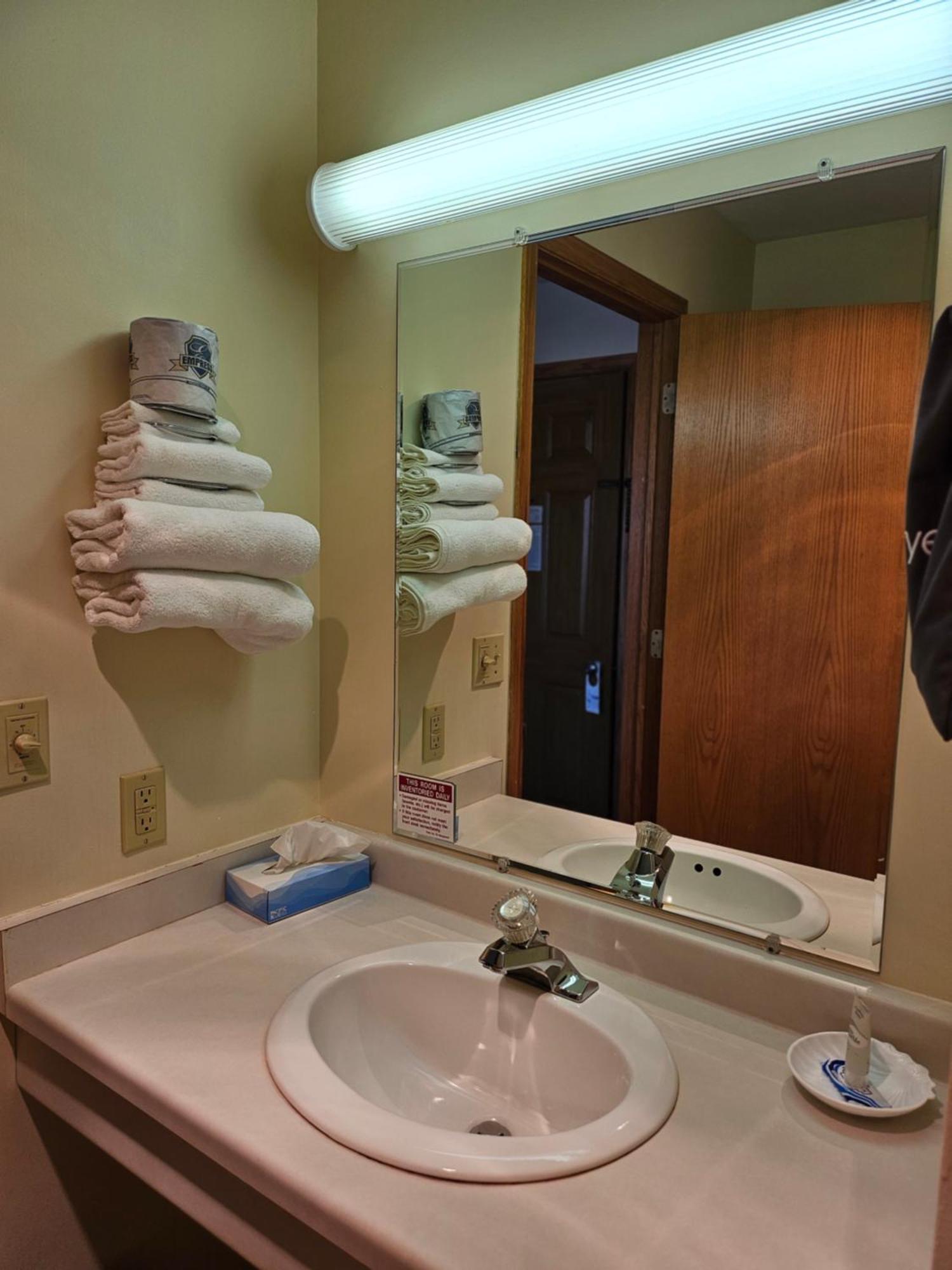 Lincoln Host Motor Inn Escanaba Quarto foto
